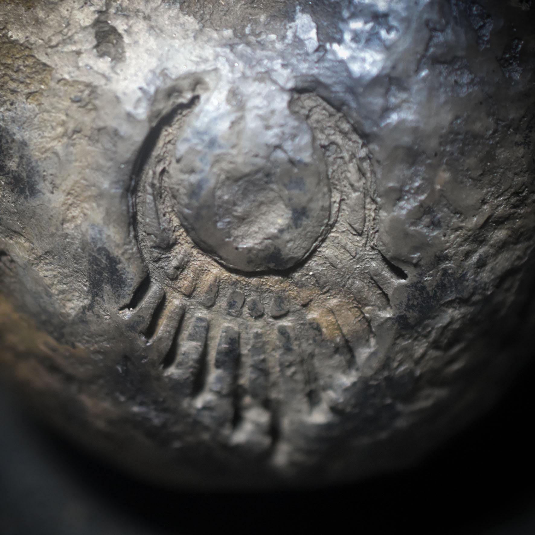 Aufstieg der Seele – Schamanische Rassel mit Stoßzähnen und dem Symbol -The Rising Woman - Klangkörper aus Ton - Art.Nr.: SRA044