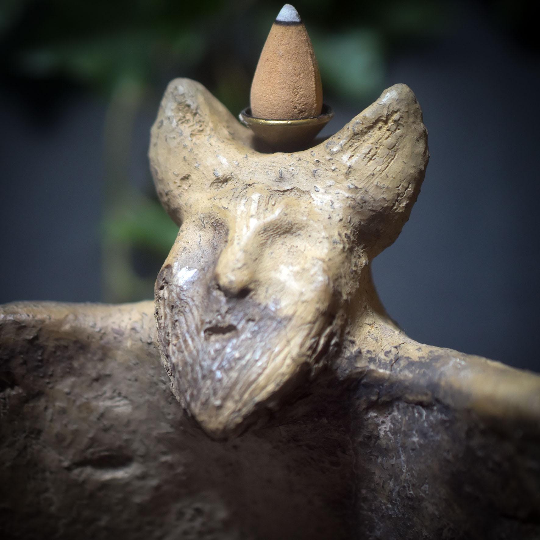 Cernunnos im Rauch – Archaischer Rückfluss-Räucherkegelhalter - traditionelle Rauchbrandkunst