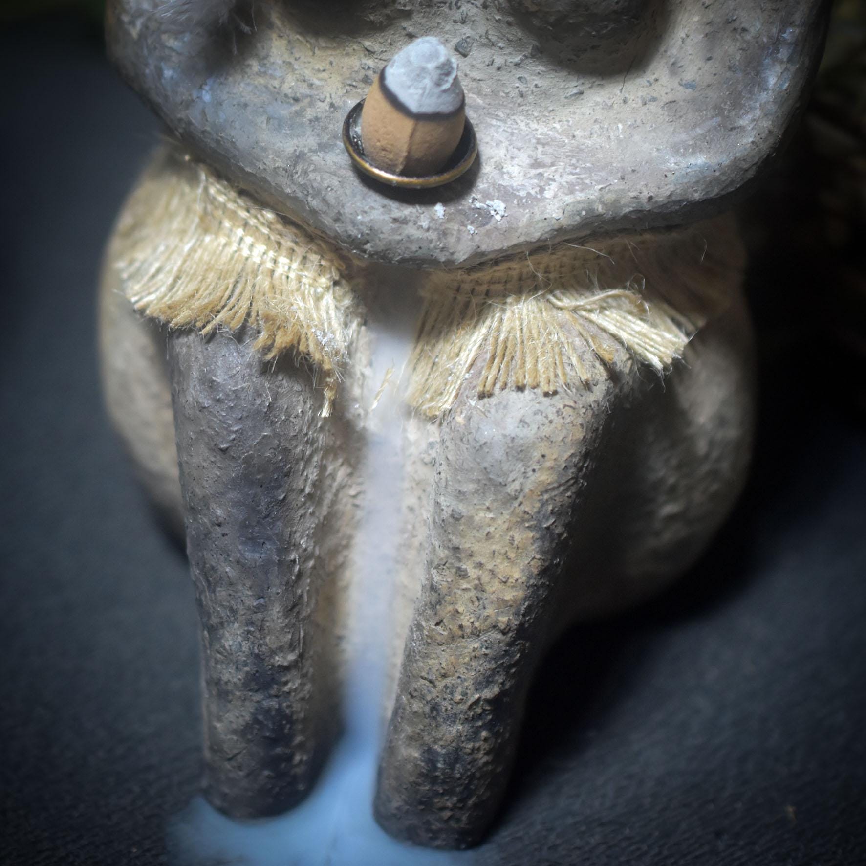 Fluss der Elemente – Weibliche Figur als Rückfluss-Räucherkegelhalter - traditionelle Rauchbrandtechnik - archaische Kunst