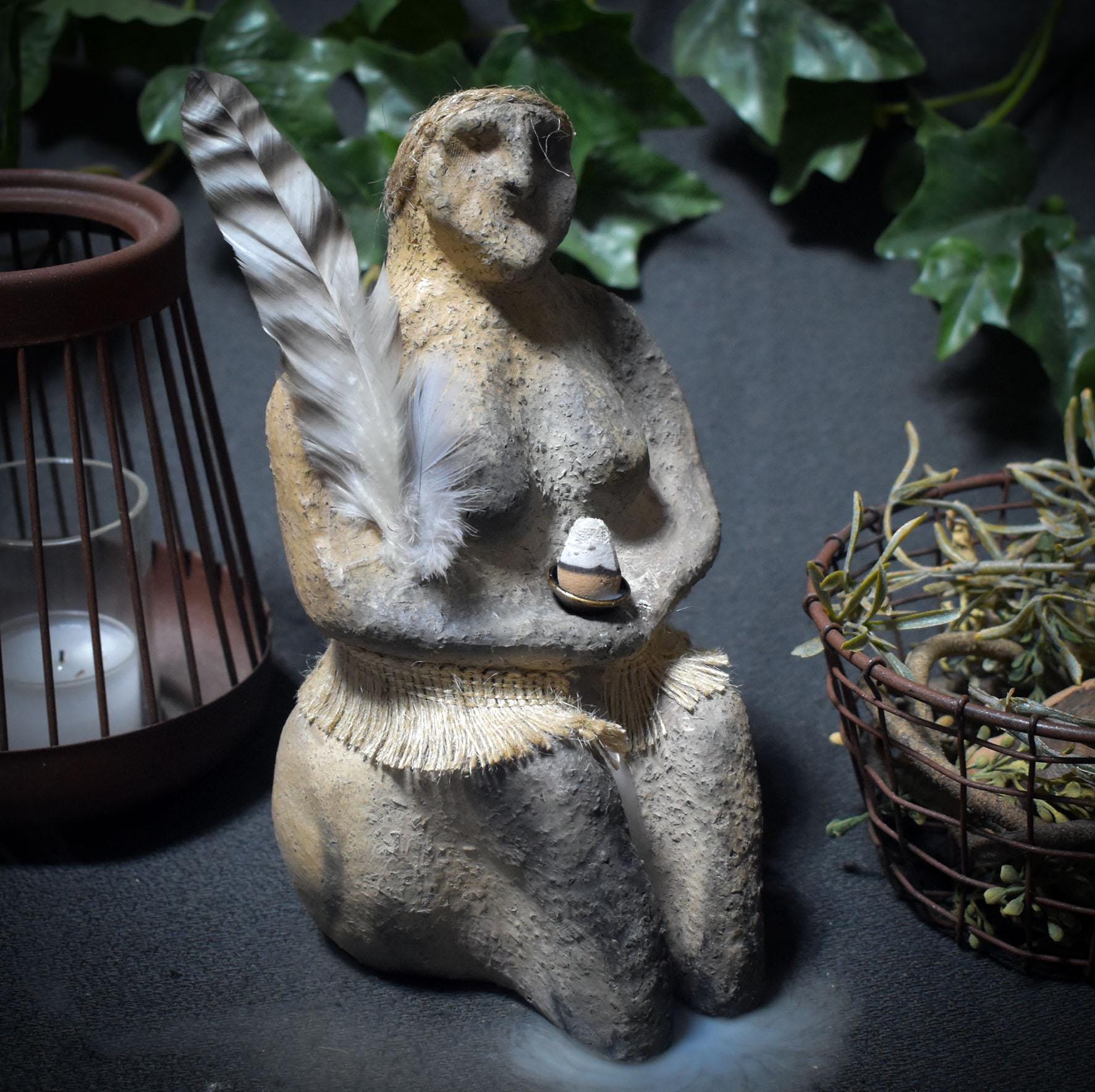 Fluss der Elemente – Weibliche Figur als Rückfluss-Räucherkegelhalter - traditionelle Rauchbrandtechnik - archaische Kunst