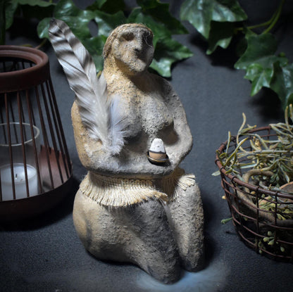 Fluss der Elemente – Weibliche Figur als Rückfluss-Räucherkegelhalter - traditionelle Rauchbrandtechnik - archaische Kunst