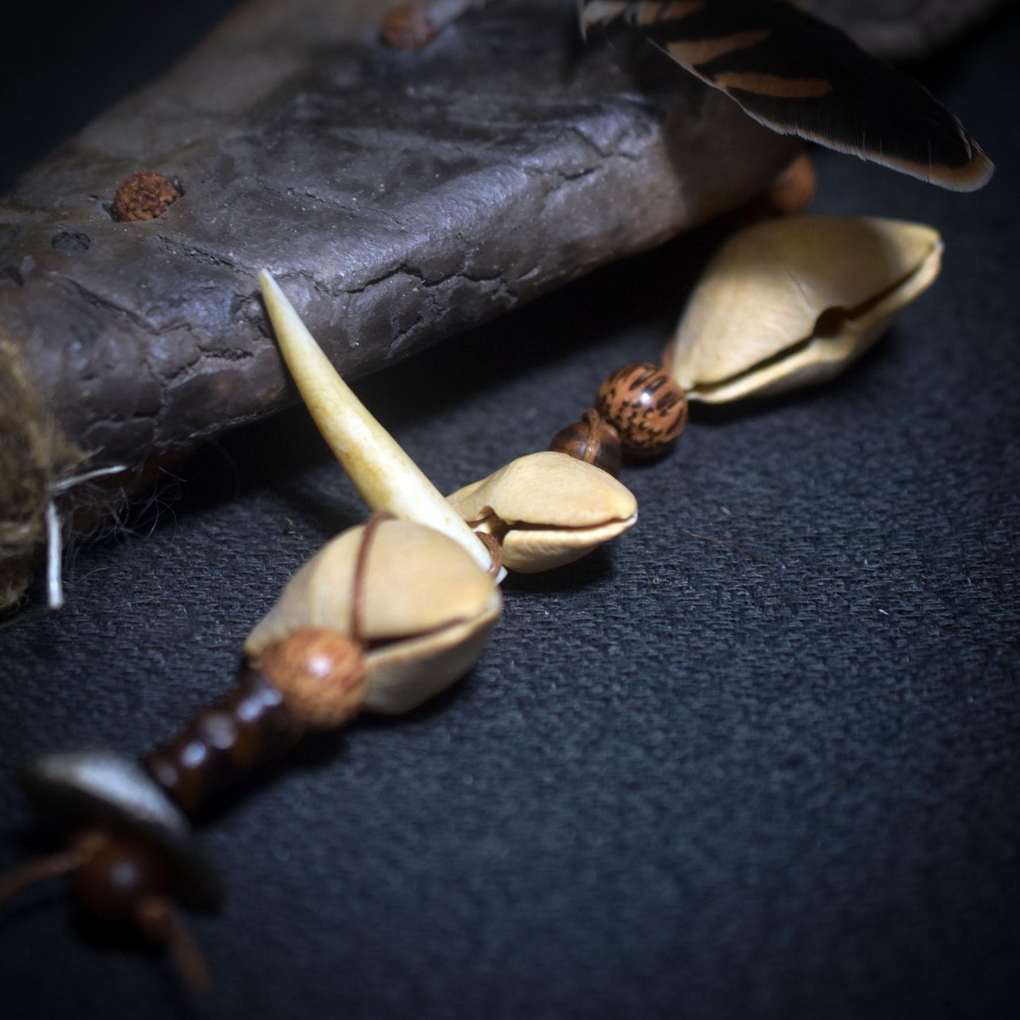 Ritualstab Eye Idol – Rauchbrandkunst & archaische Naturkraft - kraftvolles Ritualwerkzeug aus Ton und Holz - Art.Nr.: RST025