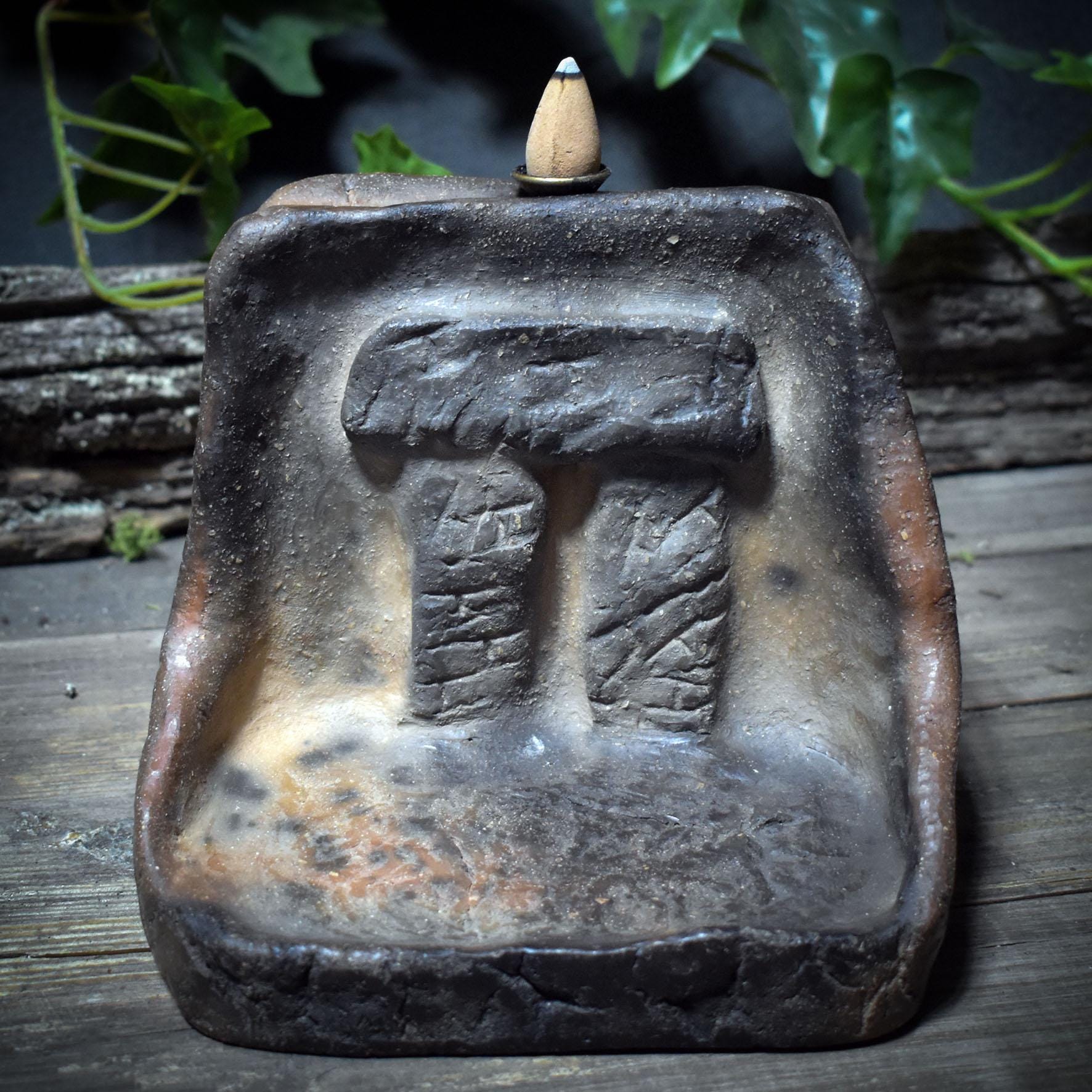 Rückfluss-Räucherkegelhalter Stonehenge – Rauchbrandkunst & Ritualkraft - 2 in 1 Räuchergefäß, Art.Nr.: RÄH024