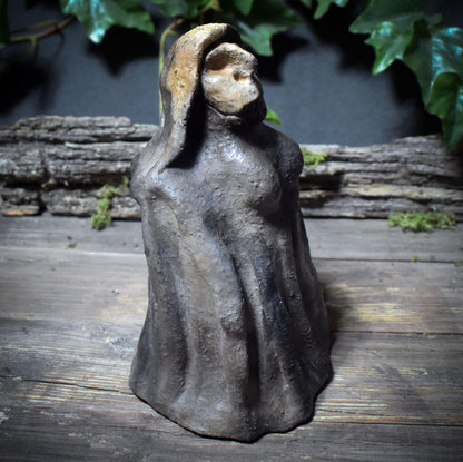 Skulptur der nordischen Göttin Hel – Rauchbrandkunst in archaischer Kraft - Transformation, Wandel - Art.Nr.: SKU156