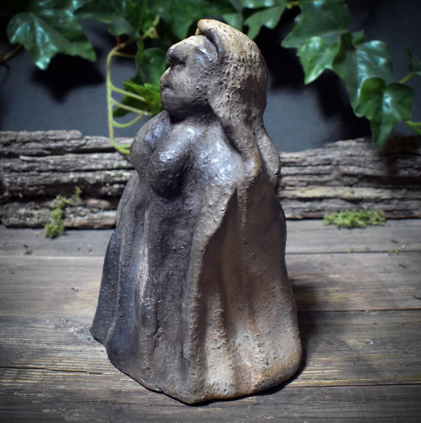 Skulptur der nordischen Göttin Hel – Rauchbrandkunst in archaischer Kraft - Transformation, Wandel - Art.Nr.: SKU156