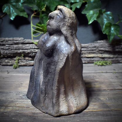 Skulptur der nordischen Göttin Hel – Rauchbrandkunst in archaischer Kraft - Transformation, Wandel - Art.Nr.: SKU156