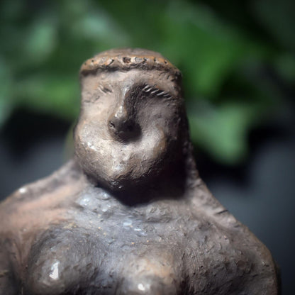 Skulptur der Göttin Hekate mit den 3 Schlüsseln – archaische, traditionelle Rauchbrandkunst - Art.Nr.: SKU157