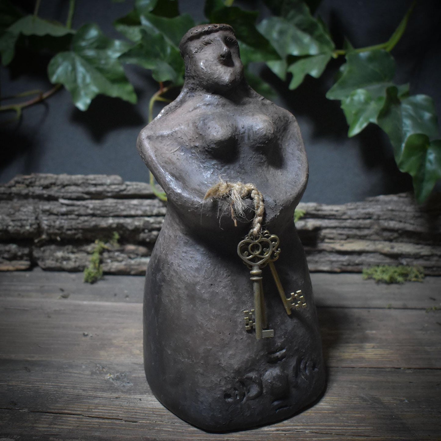 Skulptur der Göttin Hekate mit den 3 Schlüsseln – archaische, traditionelle Rauchbrandkunst - Art.Nr.: SKU157