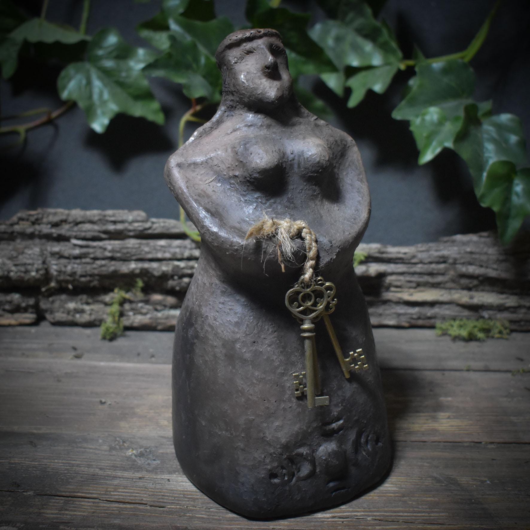 Skulptur der Göttin Hekate mit den 3 Schlüsseln – archaische, traditionelle Rauchbrandkunst - Art.Nr.: SKU157