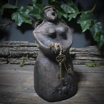 Skulptur der Göttin Hekate mit den 3 Schlüsseln – archaische, traditionelle Rauchbrandkunst