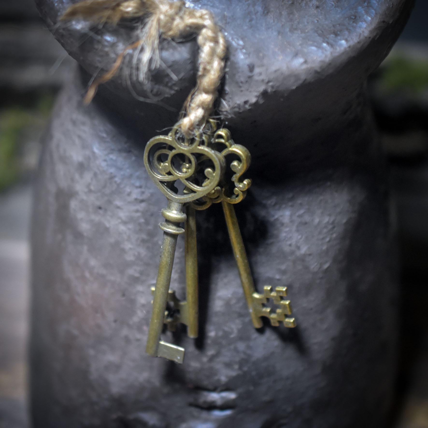 Skulptur der Göttin Hekate mit den 3 Schlüsseln – archaische, traditionelle Rauchbrandkunst - Art.Nr.: SKU157