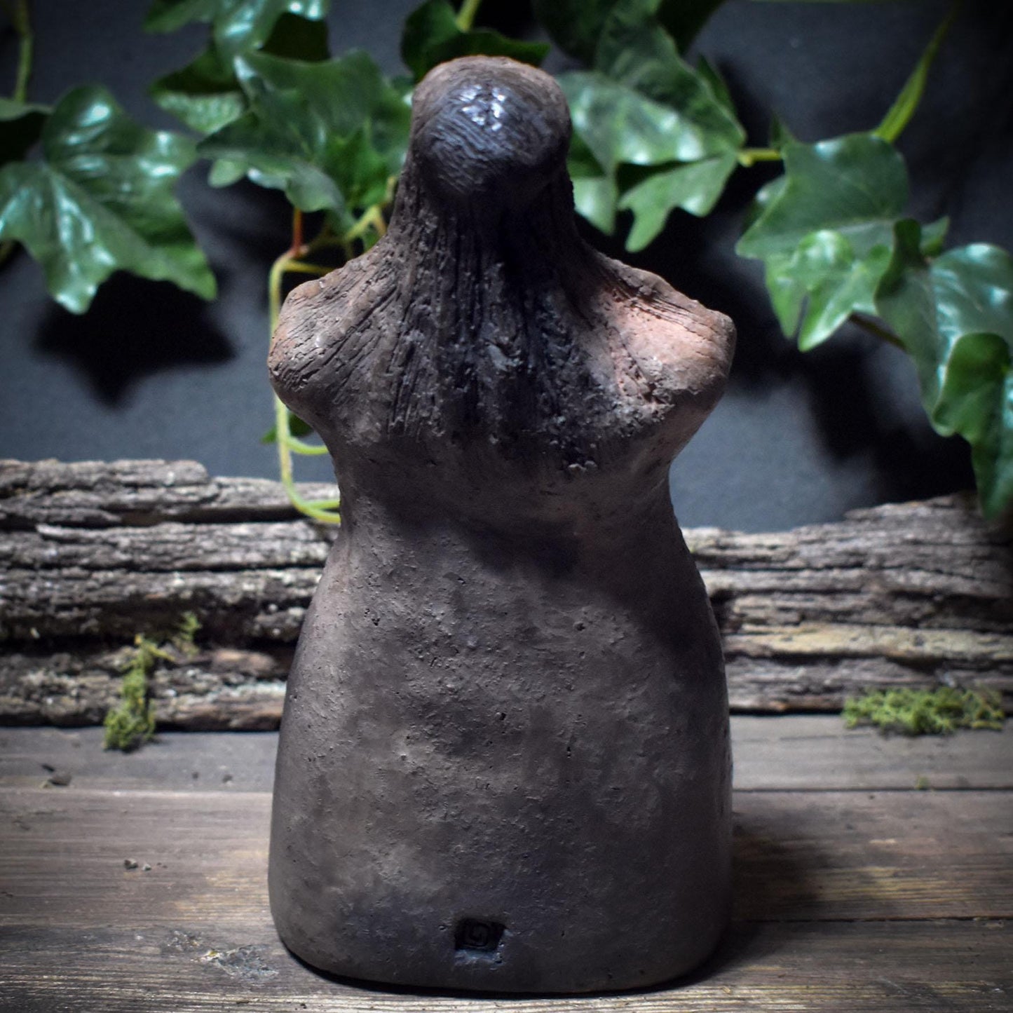 Skulptur der Göttin Hekate mit den 3 Schlüsseln – archaische, traditionelle Rauchbrandkunst - Art.Nr.: SKU157