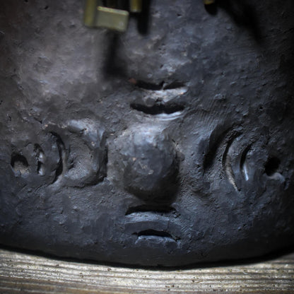 Skulptur der Göttin Hekate mit den 3 Schlüsseln – archaische, traditionelle Rauchbrandkunst