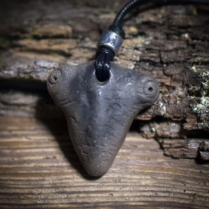 Die Weisheit der Gottesanbeterin – Traditionelles Rauchbrand-Amulett - Krafttier Kette