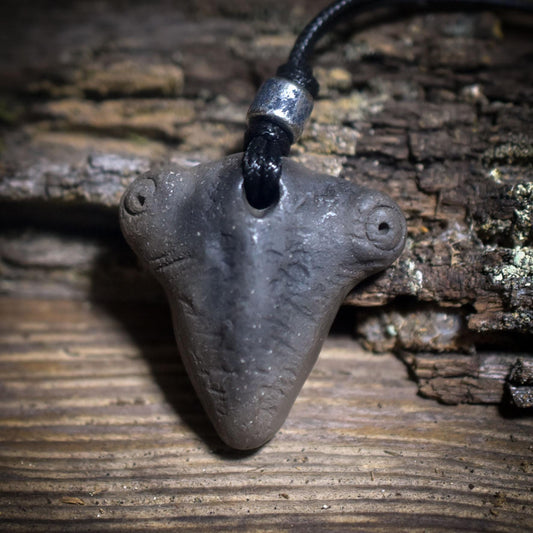 Die Weisheit der Gottesanbeterin – Traditionelles Rauchbrand-Amulett - Krafttier Kette