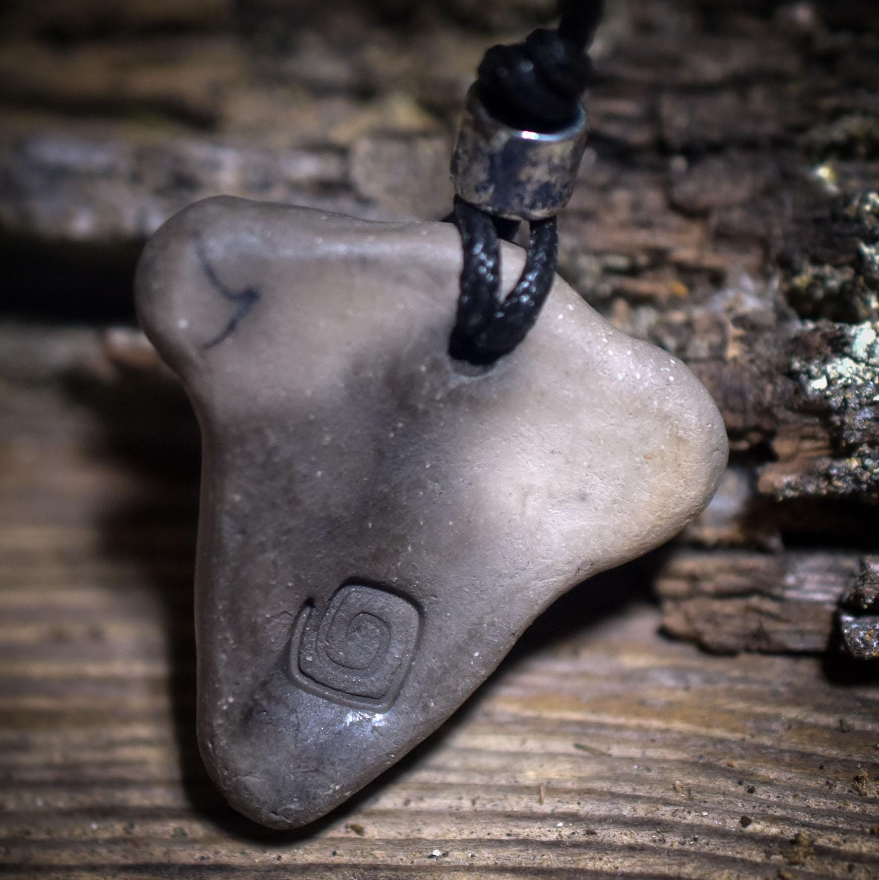 Die Weisheit der Gottesanbeterin – Traditionelles Rauchbrand-Amulett - Krafttier Kette