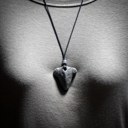 Die Weisheit der Gottesanbeterin – Traditionelles Rauchbrand-Amulett - Krafttier Kette - Art.Nr.: AMU061