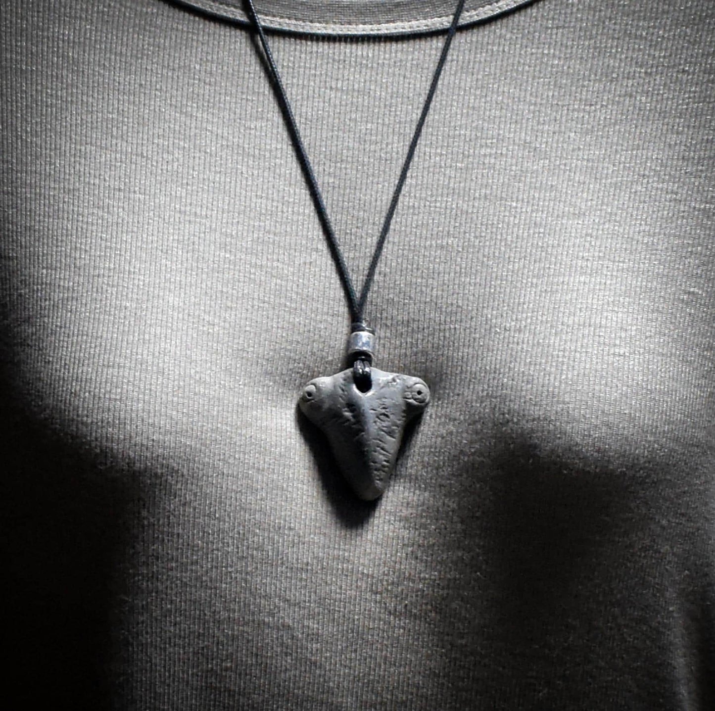 Die Weisheit der Gottesanbeterin – Traditionelles Rauchbrand-Amulett - Krafttier Kette