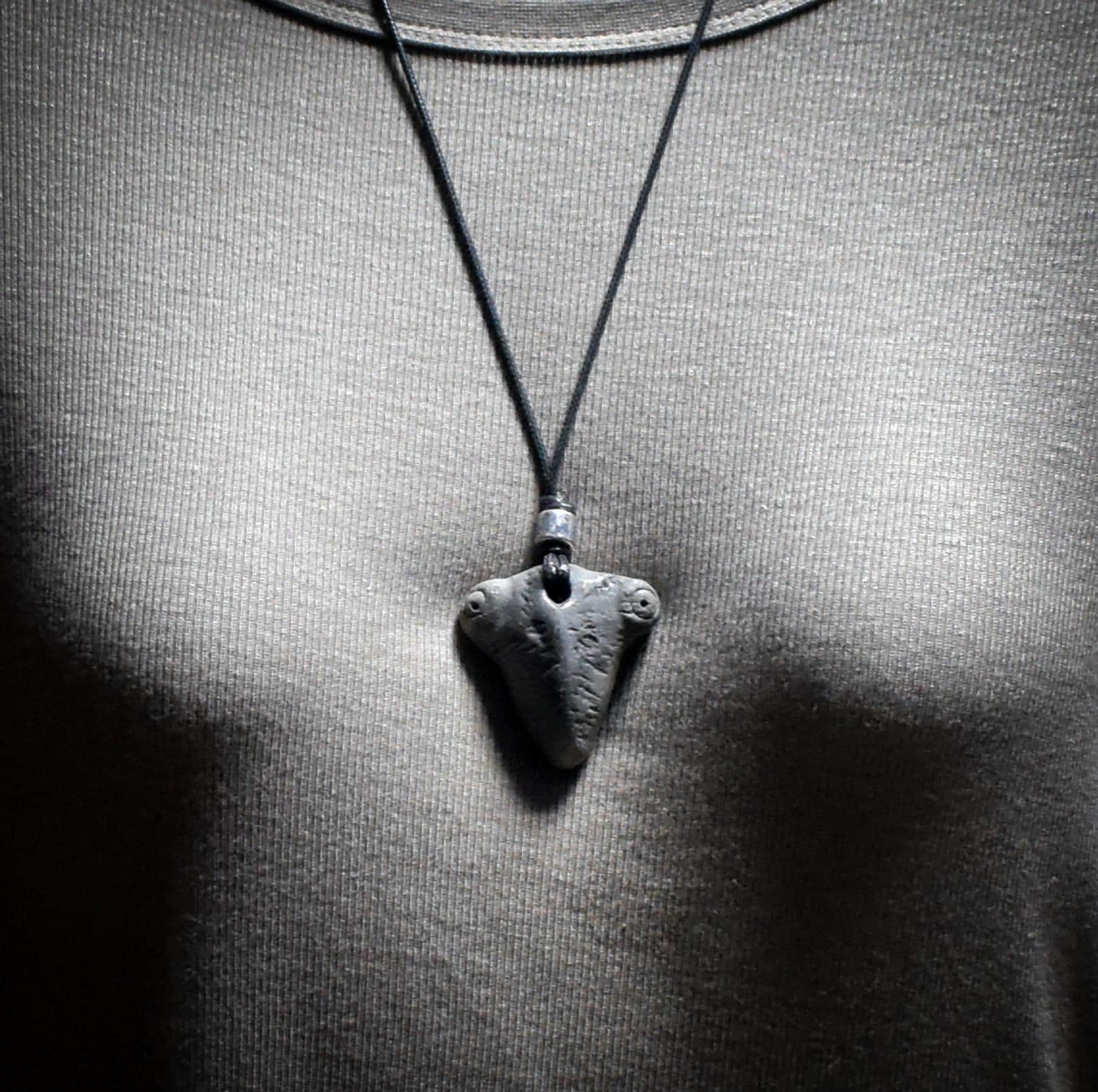 Die Weisheit der Gottesanbeterin – Traditionelles Rauchbrand-Amulett - Krafttier Kette