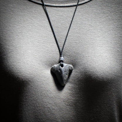 Die Weisheit der Gottesanbeterin – Traditionelles Rauchbrand-Amulett - Krafttier Kette