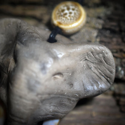 Die majestätische Stärke des Elefanten – Handgefertigtes Rauchbrand-Amulett - Schmuckstück deines Krafttieres