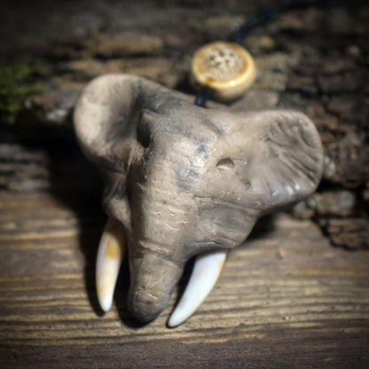 Die majestätische Stärke des Elefanten – Handgefertigtes Rauchbrand-Amulett - Schmuckstück deines Krafttieres - Art.Nr.: AMU062
