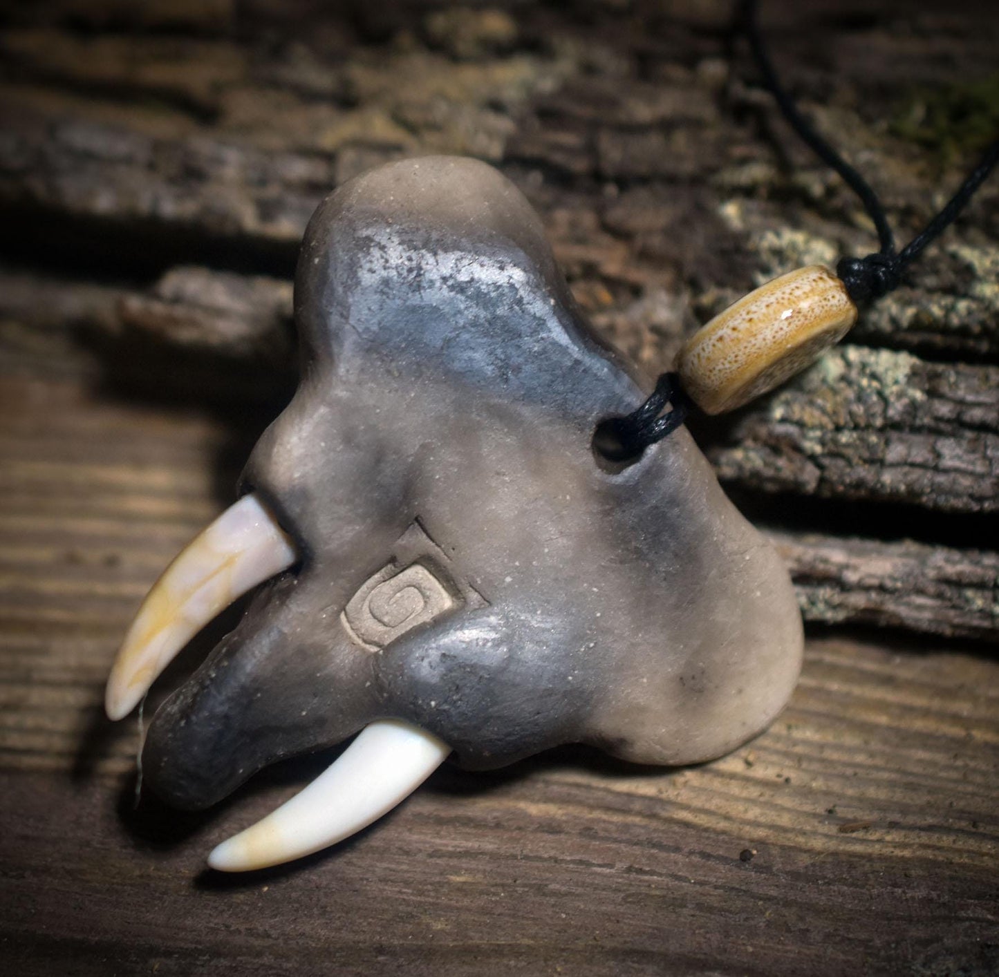 Die majestätische Stärke des Elefanten – Handgefertigtes Rauchbrand-Amulett - Schmuckstück deines Krafttieres - Art.Nr.: AMU062