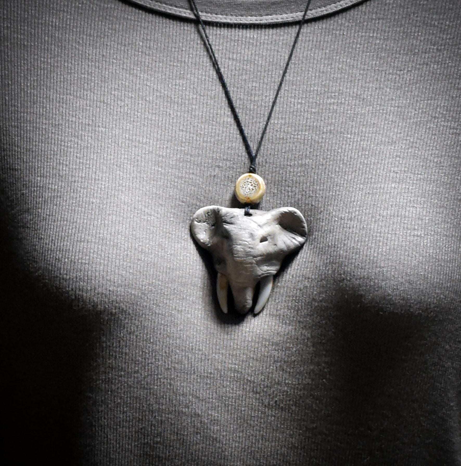 Die majestätische Stärke des Elefanten – Handgefertigtes Rauchbrand-Amulett - Schmuckstück deines Krafttieres - Art.Nr.: AMU062