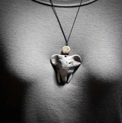 Die majestätische Stärke des Elefanten – Handgefertigtes Rauchbrand-Amulett - Schmuckstück deines Krafttieres