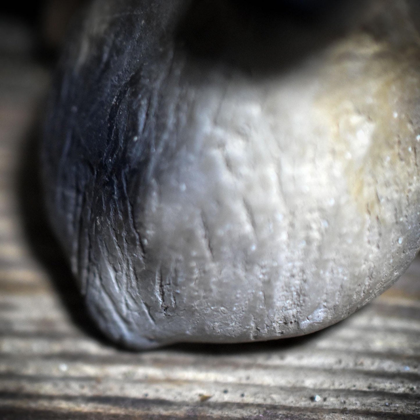 Die urwüchsige Kraft des Wolfes – Handgefertigtes Rauchbrand-Amulett - spiritueller Krafttier Schmuck - Art.Nr.: AMU064