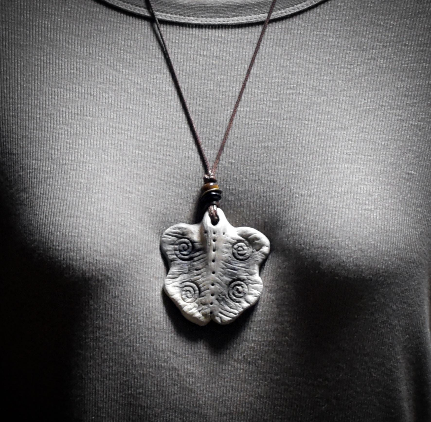 Die transformative Kraft des Schmetterlings – Handgefertigtes Rauchbrand-Amulett - dein Krafttier Schmuckstück - Art.Nr.: AMU065