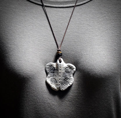 Die transformative Kraft des Schmetterlings – Handgefertigtes Rauchbrand-Amulett - dein Krafttier Schmuckstück - Art.Nr.: AMU065