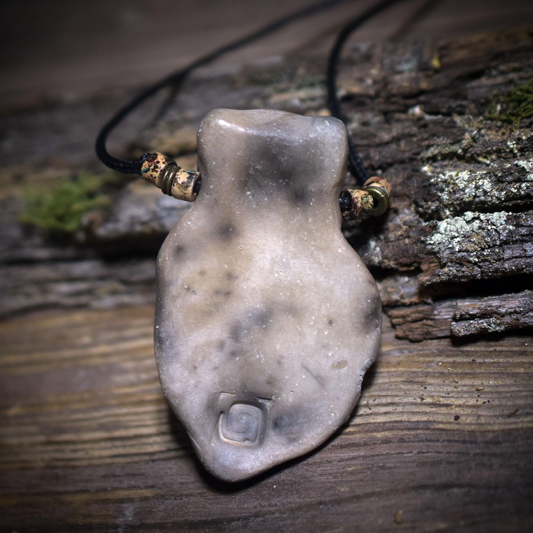 Die Weisheit der Eulenschamanin – Handgefertigtes Rauchbrand-Amulett - kraftvolle Kette - Art.Nr.: AMU066