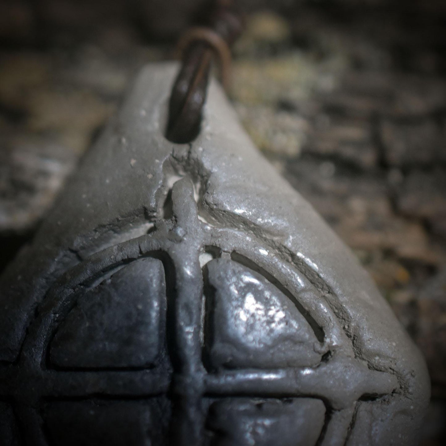 Die uralte Kraft des Jahreskreises – Handgefertigtes nordisches Rauchbrand-Amulett - Wildtierzähne - Art.Nr.: AMU067