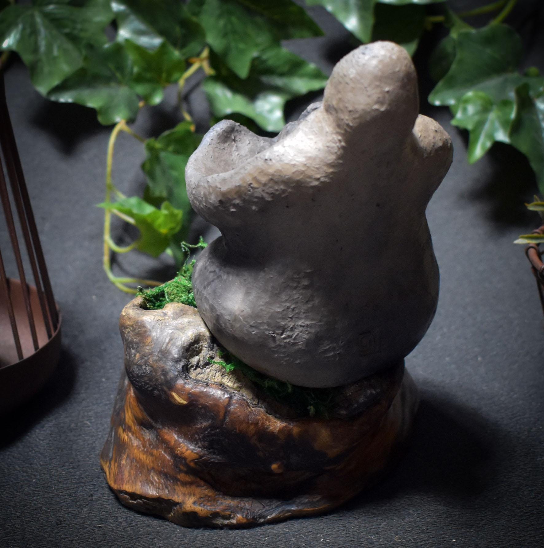 Umarmung der Muttergöttin – Weibliche Skulptur mit Armen, die eine Schale für Opfergaben bilden