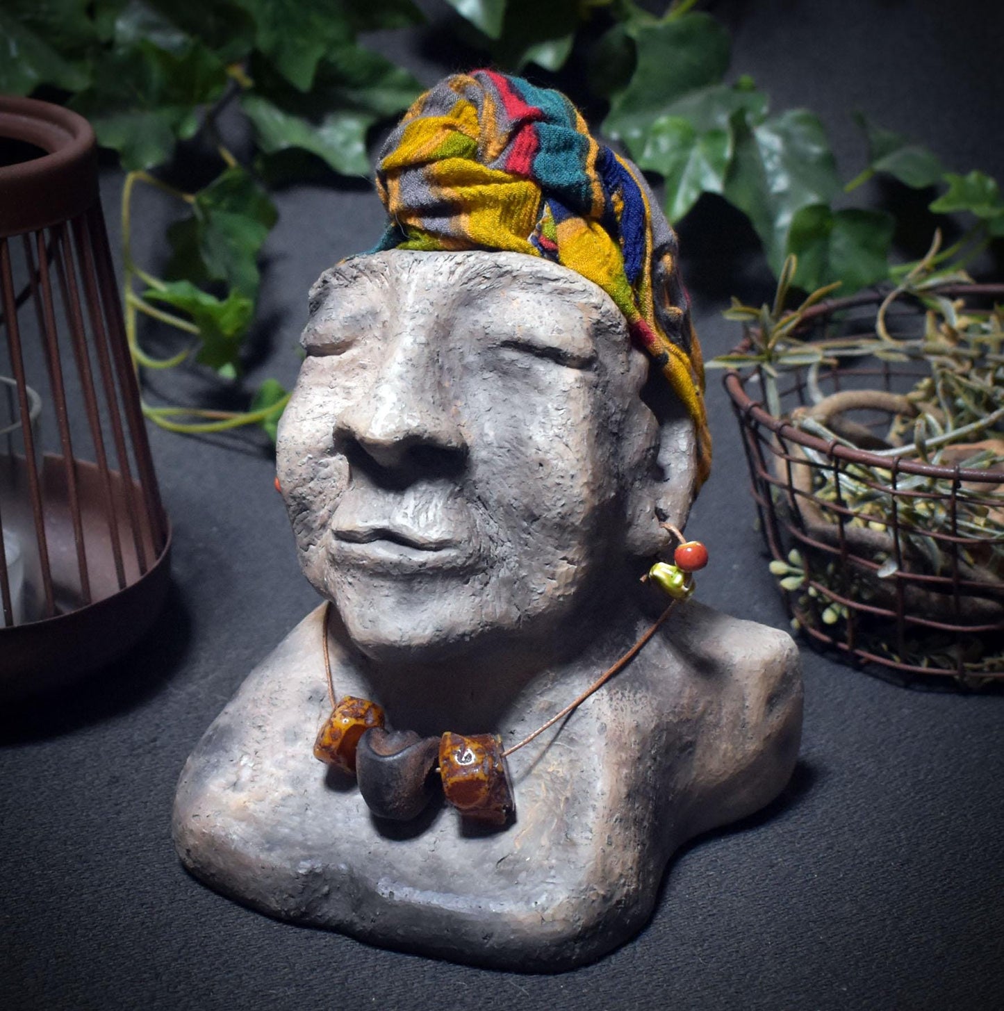 Schamanen Büste Ton, Gesicht der Weisheit Skulptur handgemacht, archaische Figur mit Turban & Perlen, spirituelle Altar Deko SKU156