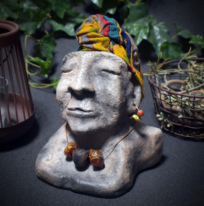 Schamanen Büste Ton, Gesicht der Weisheit Skulptur handgemacht, archaische Figur mit Turban & Perlen, spirituelle Altar Deko SKU156