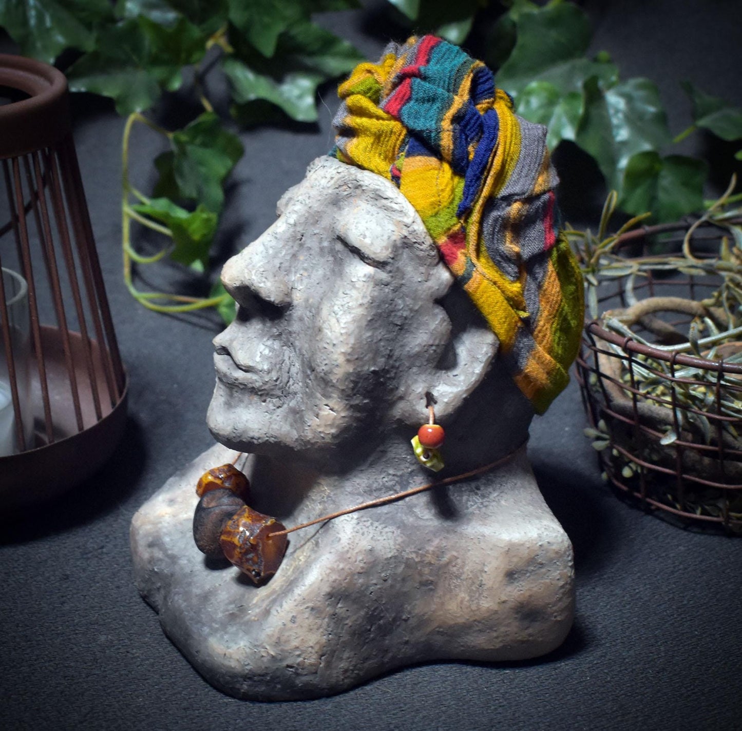 Schamanen Büste Ton, Gesicht der Weisheit Skulptur handgemacht, archaische Figur mit Turban & Perlen, spirituelle Altar Deko SKU156