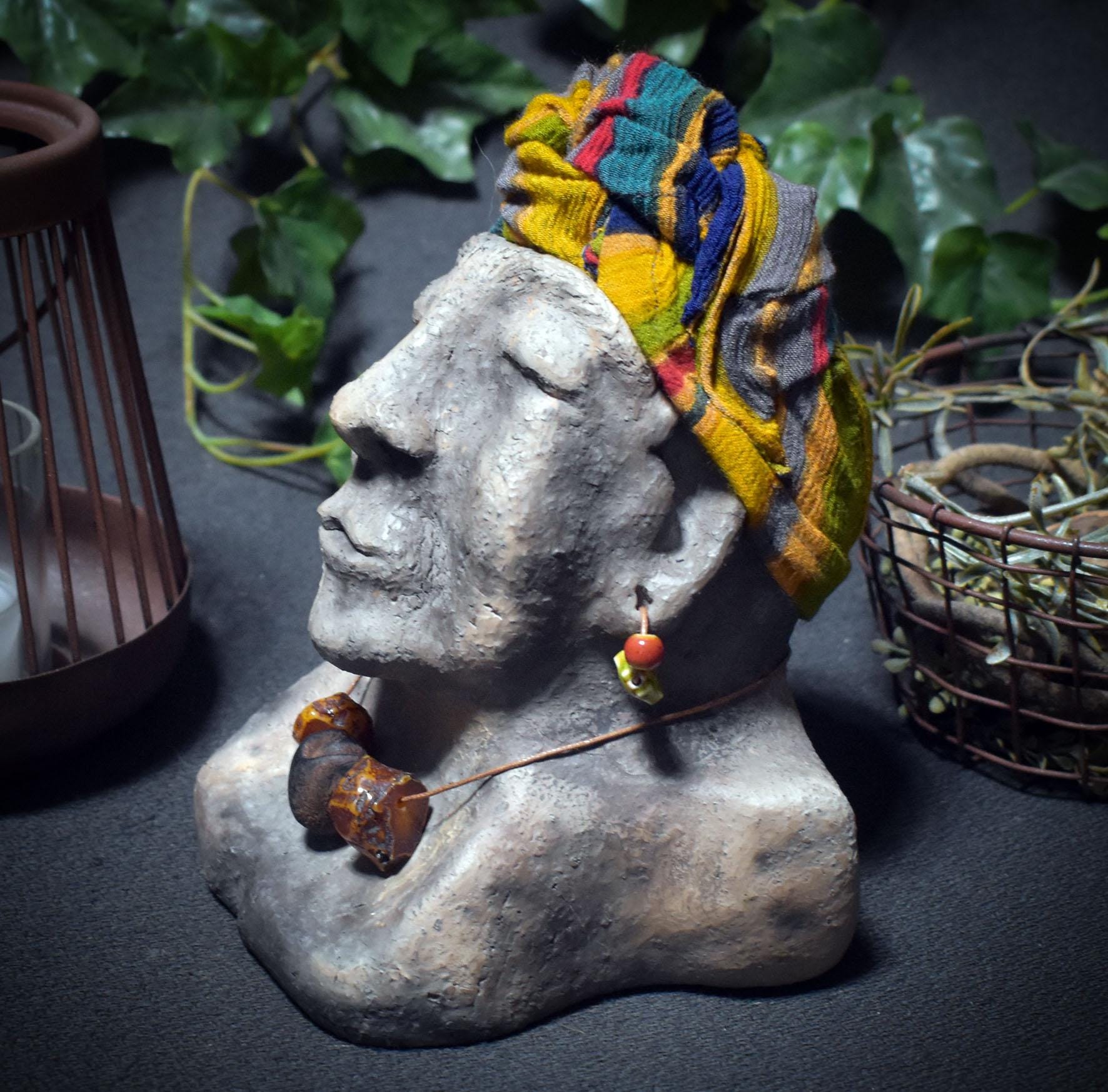 Schamanen Büste Ton, Gesicht der Weisheit Skulptur handgemacht, archaische Figur mit Turban & Perlen, spirituelle Altar Deko SKU156