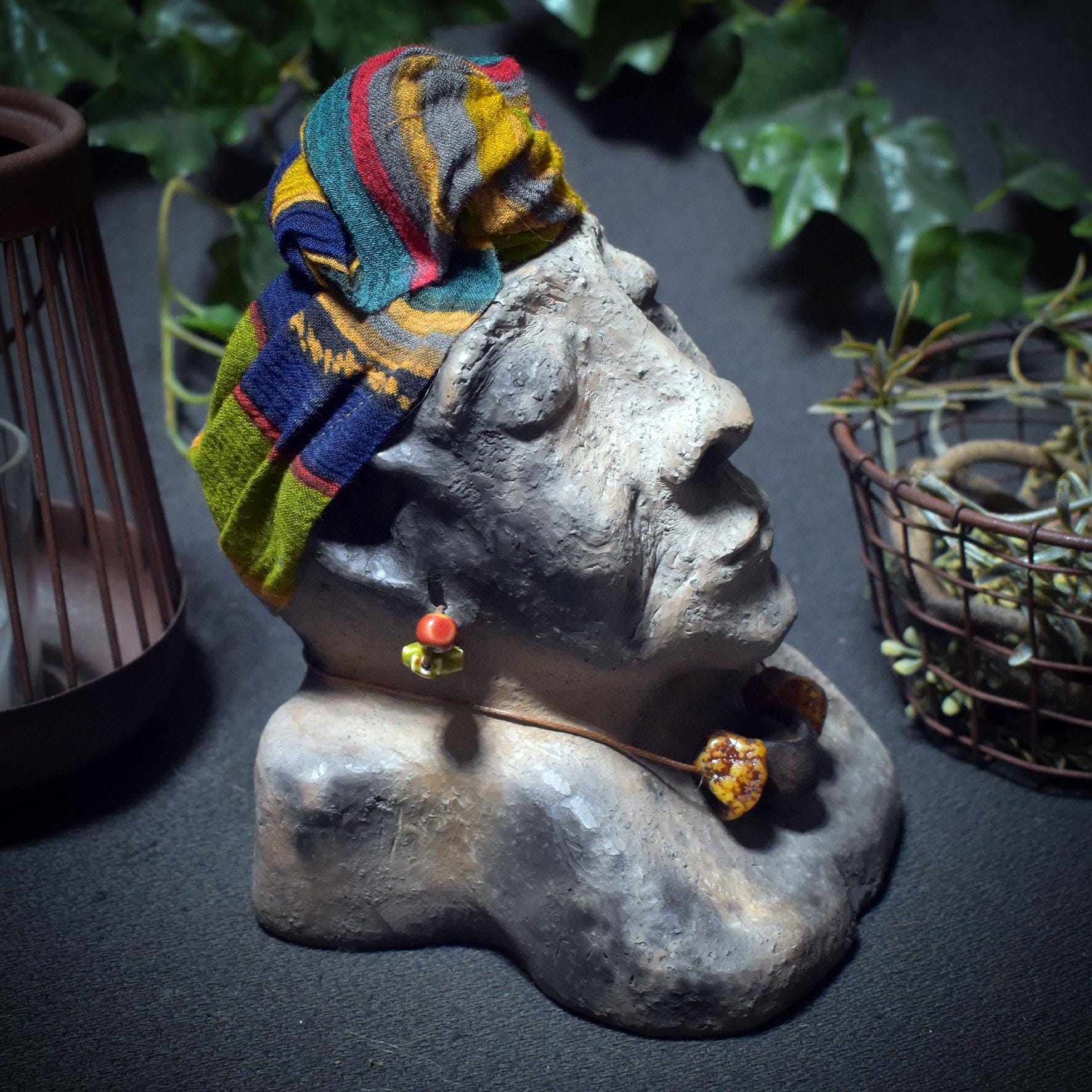 Gesicht der Weisheit – Archaische Skulptur in Rauchbrandkunst - Büste einer weisen Greisin - Art.Nr.: SKU156