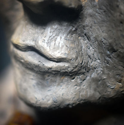 Gesicht der Weisheit – Archaische Skulptur in Rauchbrandkunst - Büste einer weisen Greisin - Art.Nr.: SKU156