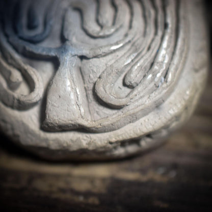 Amulett Göttinnenlabyrinth – Archaische Rauchbrandkunst aus Ton mit verstellbarem Lederband und Edelsteinen - Art.Nr.: AMU052