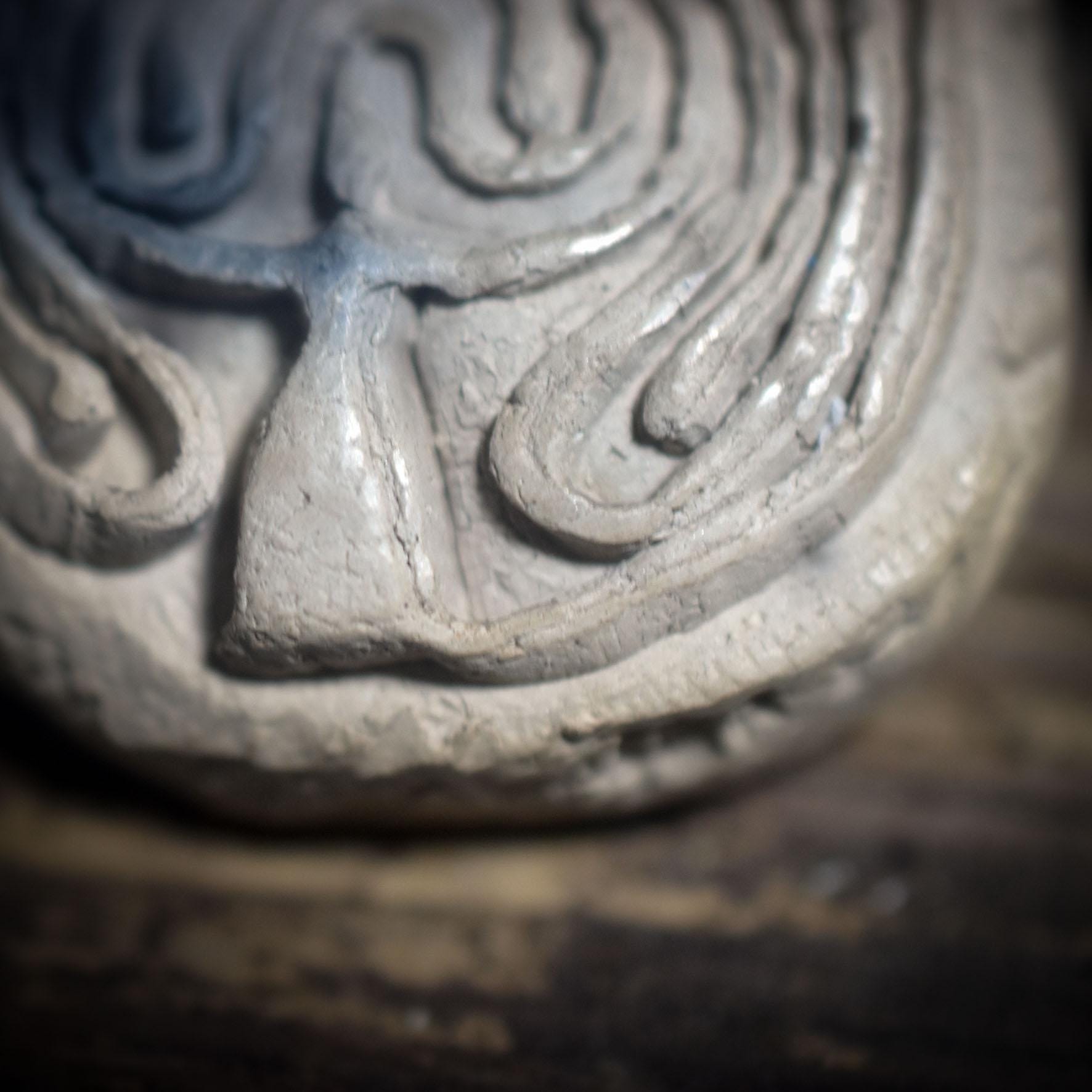 Amulett Göttinnenlabyrinth – Archaische Rauchbrandkunst aus Ton mit verstellbarem Lederband und Edelsteinen