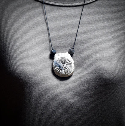 Amulett Göttinnenlabyrinth – Archaische Rauchbrandkunst aus Ton mit verstellbarem Lederband und Edelsteinen