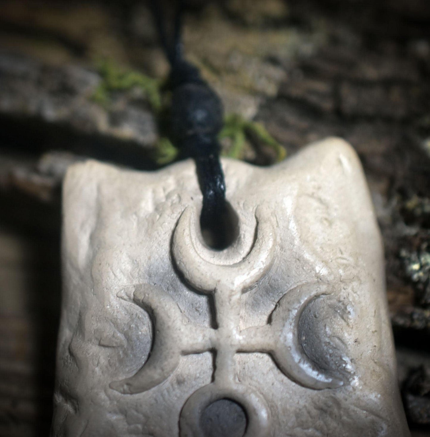 Amulett Hekate– Archaische Rauchbrandkunst aus Ton mit verstellbarem Baumwollband und Glasperle - Art.Nr.: AMU054