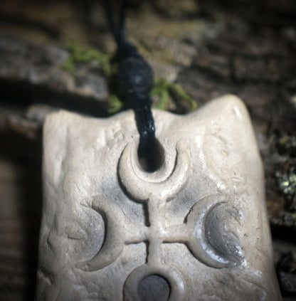 Amulett Hekate– Archaische Rauchbrandkunst aus Ton mit verstellbarem Baumwollband und Glasperle - Art.Nr.: AMU054