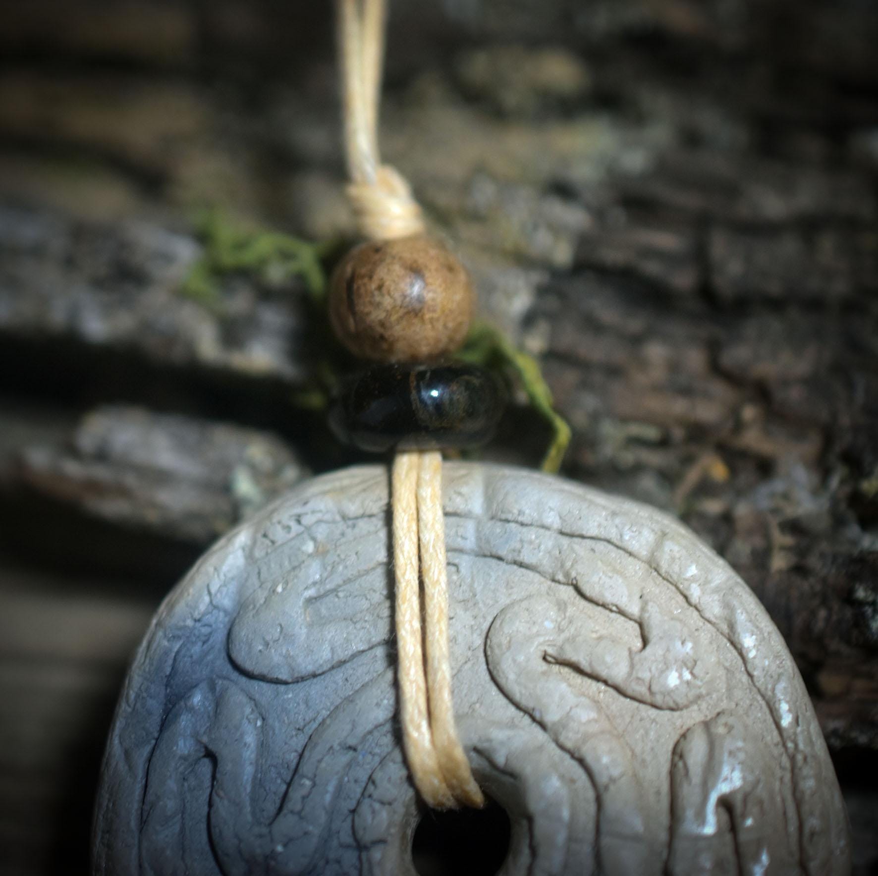 Amulett Hekates Wheel – Archaische Rauchbrandkunst aus Ton mit Tigerauge und Holzperle - Art.Nr.: AMU056