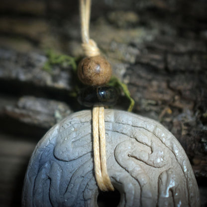 Amulett Hekates Wheel – Archaische Rauchbrandkunst aus Ton mit Tigerauge und Holzperle - Art.Nr.: AMU056