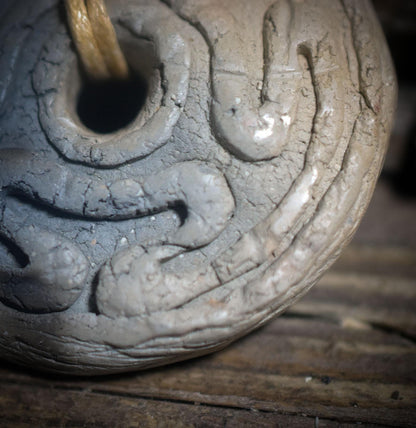 Amulett Hekates Wheel – Archaische Rauchbrandkunst aus Ton mit Tigerauge und Holzperle - Art.Nr.: AMU056