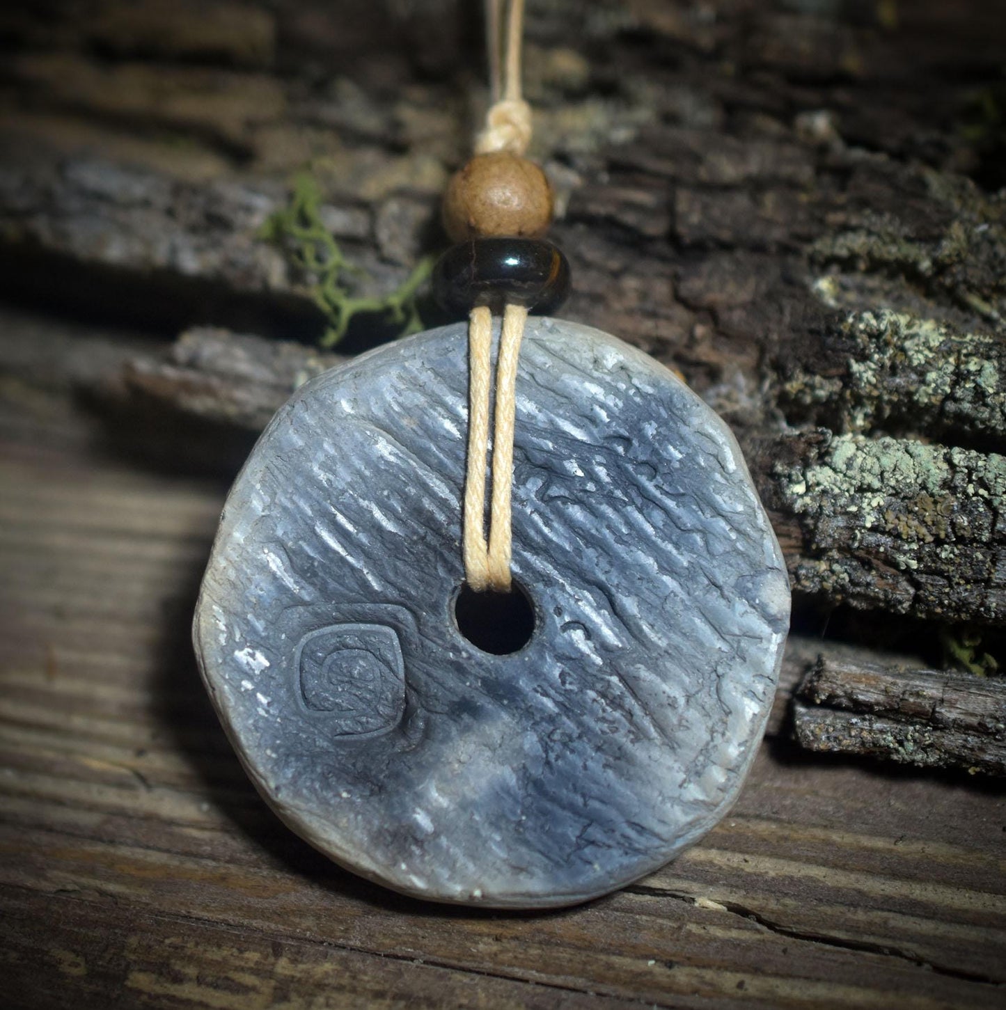 Amulett Hekates Wheel – Archaische Rauchbrandkunst aus Ton mit Tigerauge und Holzperle - Art.Nr.: AMU056